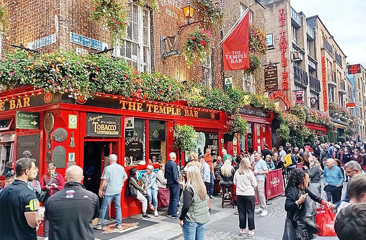 Temple Bar Pub in Dublin's Lively tourist quarter, one of the most photographed selfie pubs in Dublin. Local Guide David tells the history of the pub and area on his private walking tours of Dublin