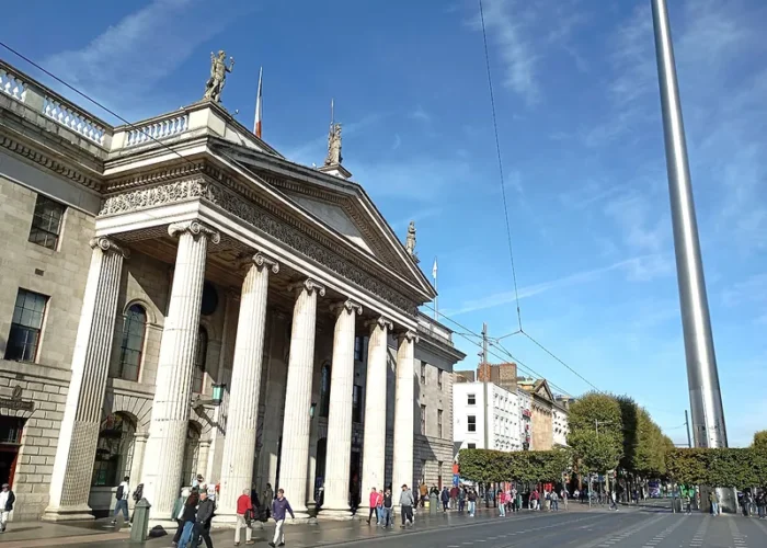 Dublin GPO with local tour guide David of Dublin Walkabout Tours on a private walking Tour of Dublin City