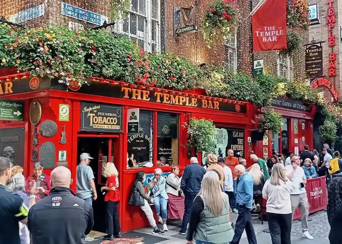 Best local Dublin Guide David on a Dublin Private Walking Tour with his guests in Temple Bar