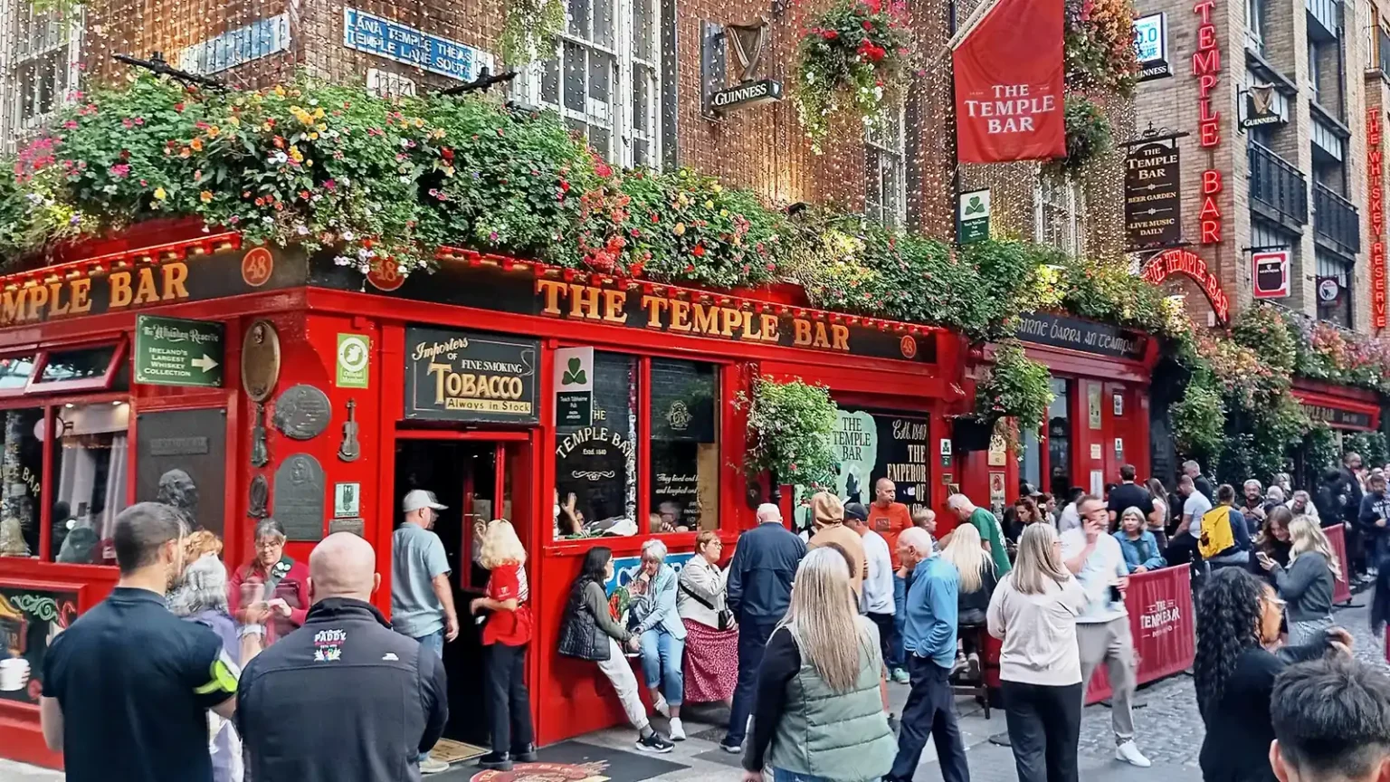 Best local Dublin Guide David on a Dublin Private Walking Tour with his guests in Temple Bar